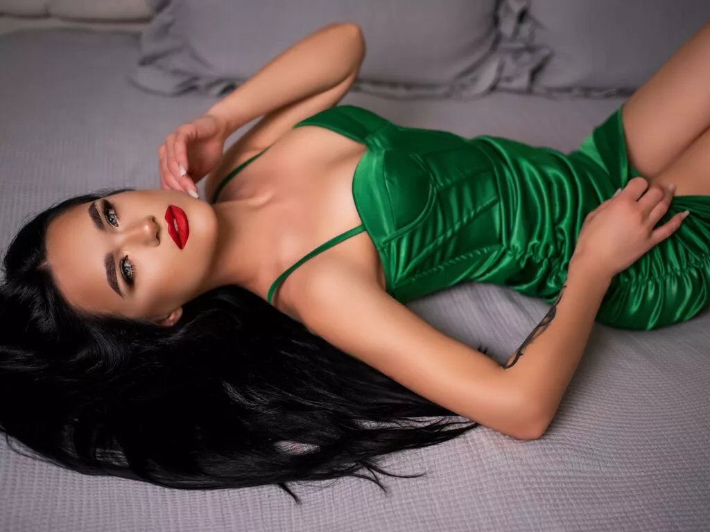 CindyCall — I enjoy slow conversations, confident energy, and the kind of man who knows how to make a woman feel seen.